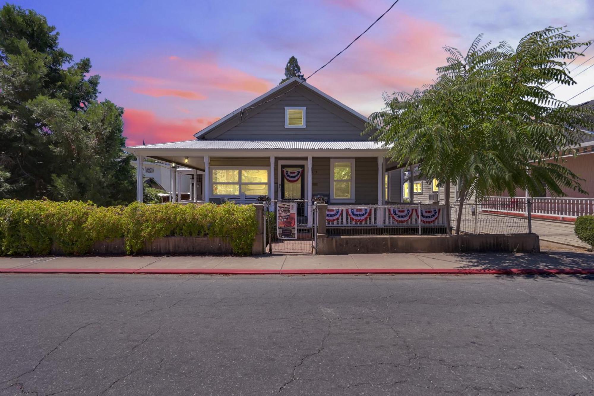 Spacious Downtown Jackson Retreat- Historic Hangout Екстериор снимка